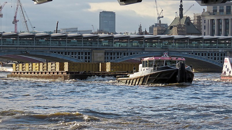 File:'Resource' tugboat near Blackfriars Bridge, Southwark 01.jpg