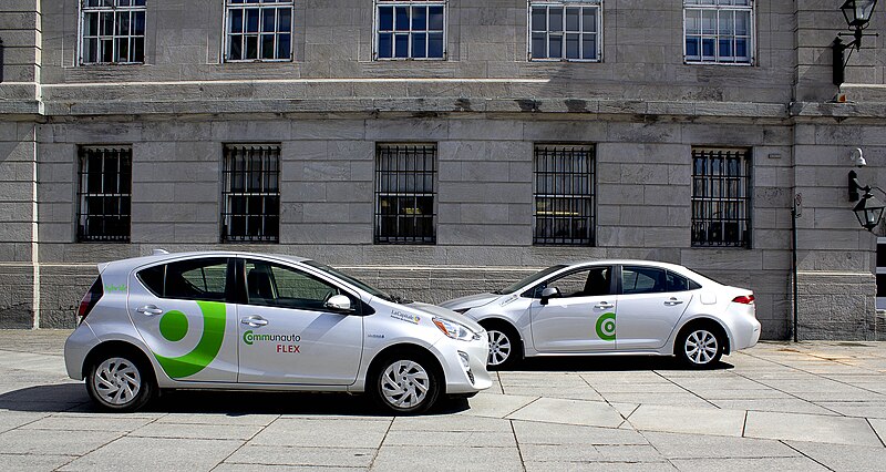 File:(à gauche - Toyota Prius C FLEX; à droite - Toyota Corolla 2020) .jpg