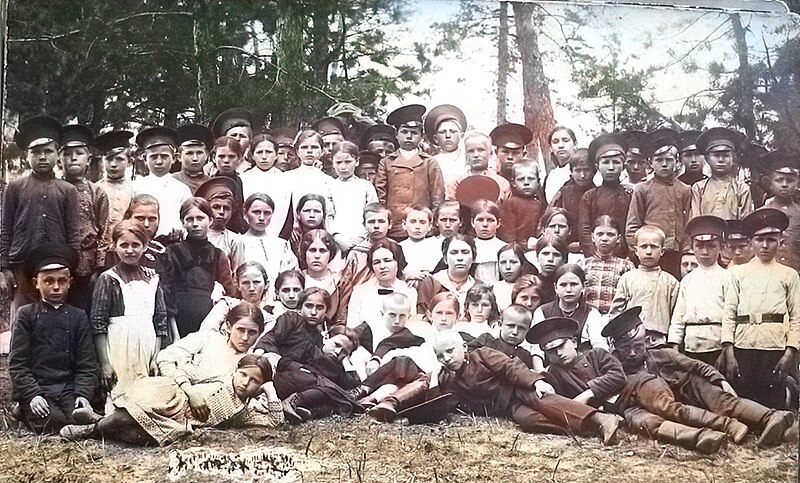 File:Кремінські школярі, початок 20-х років.jpg