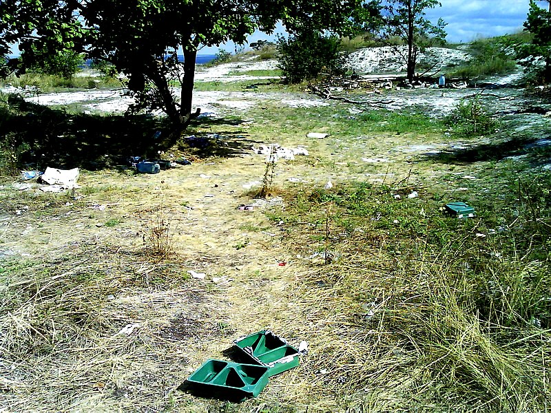 File:Место стоянки боевиков, оставшийся мусор.jpg