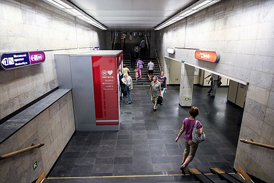 Го в метро. Станция Садовая Московского метрополитена. Станция метро Садовая СПБ. Станция метро Садовая Москва. Метро Садовая вестибюль.