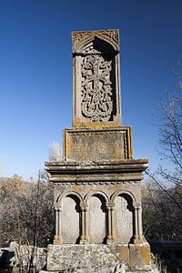 Khatchkar de Maître Vetsik, son auteur comme l'indique l'inscription à la base, 1212, monastère de Ketcharis[60],[Ic. 23].