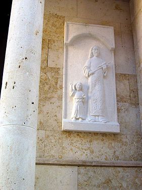 Detalle de altorrelieve representando a santa Marina Virgen en el atrio exterior de la parroquial de Torrebaja (Valencia).