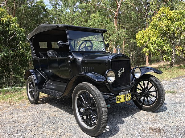 A Ford Model T, one of the most popular road-legal cars of the early 20th century. Note how the wheels are well outside the main body of the car, as w