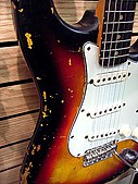 Stratocaster de 1963 com corpo de amieiro, escala de jacarandá, pickguard de três camadas e acabamento de proteção solar de três cores