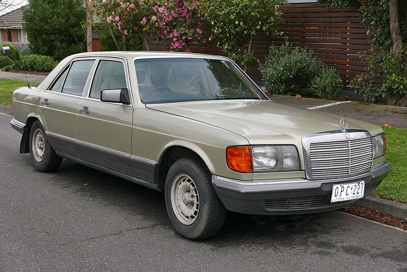 File:1984 Mercedes-Benz 380 SE (W 126) sedan (2015-08-07) 01.jpg