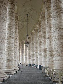 Il colonnato di Piazza San Pietro in travertino di Tivoli