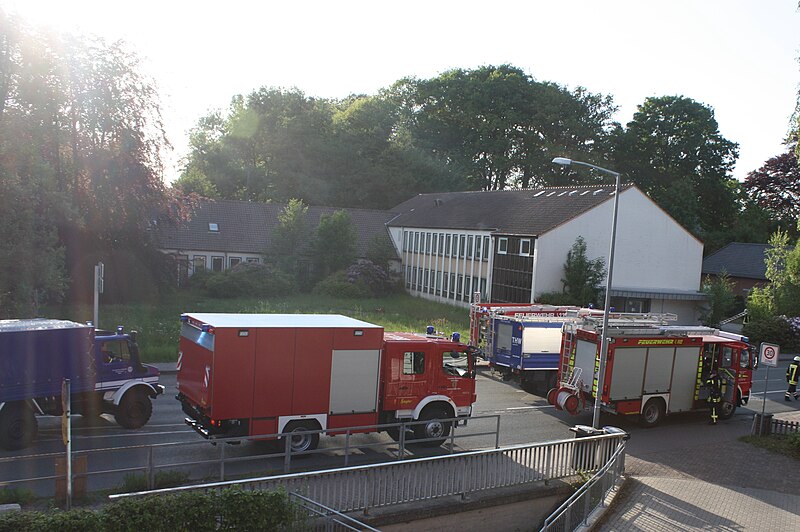 File:2010-05-25 Lebenshilfe Syke Feuerwehrübung am alten Gesundheitsamt 03.JPG