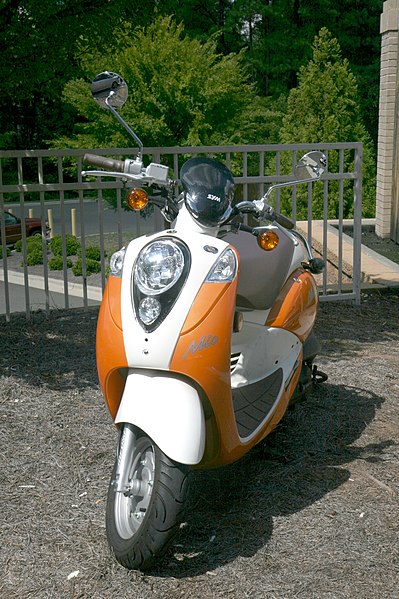 File:2011-09-10 SYM Mio scooter.jpg