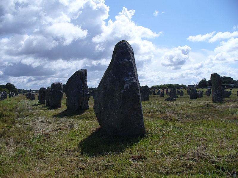 File:4736.1099 Menhire,bis zu 4 Meter hoch,von OstnachWest in 1167 Meter Langen Alignements(Granit-Steinreihen) in einem Halbkreis endend Le Ménec,Carnac ,Departement Morbihan,Bretagne Steffen Heilfort.JPG