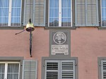 Ausleger und Erinnerungstafel am Gasthaus Krone