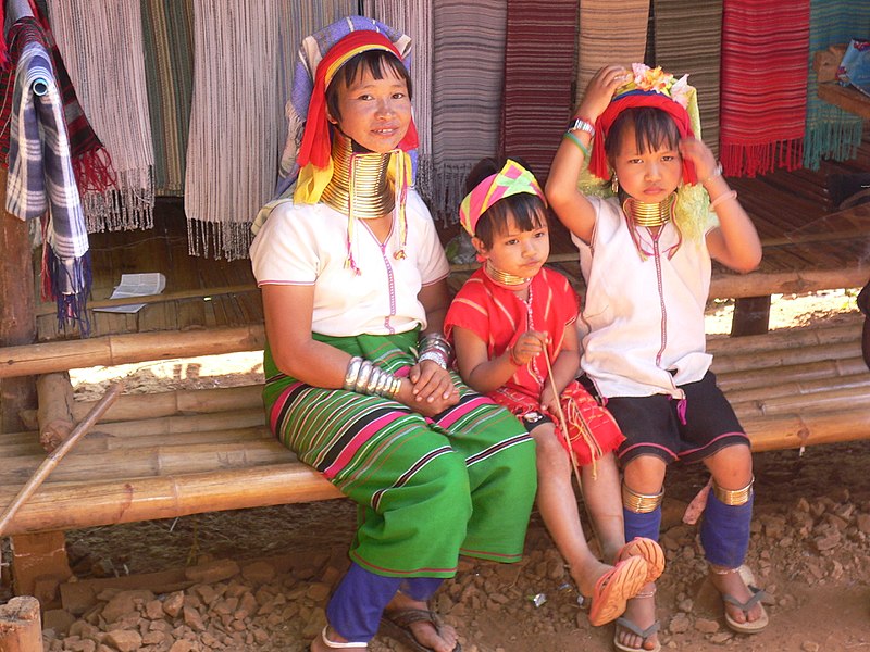 File:A Kayan Family in Chiang Rai.jpg