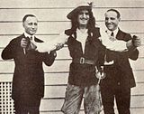 Adolph Zukor, Douglas Fairbanks e Dwan sul set di A Modern Musketeer nel 1917