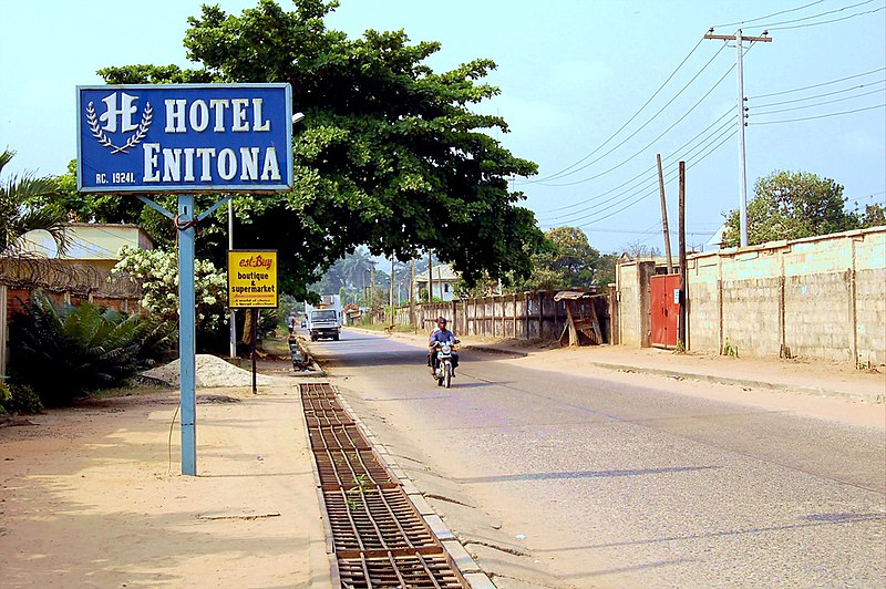 File:Aba Nigeria hotel.jpg