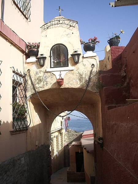 File:Acceso interior a la Puerta de Fuente Caballos, Ceuta.jpg