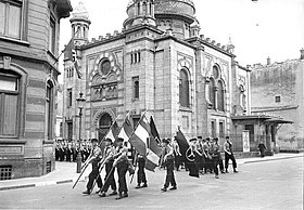 Défilé nazi en 1941 devant la synagogue de Luxembourg, détruite en 1943.