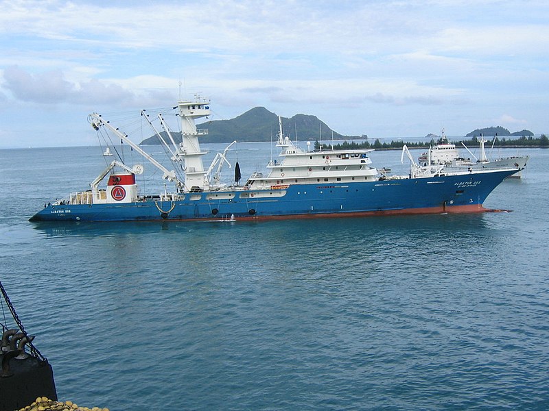 File:Small Fishing Boat In North Sea.jpg - Wikimedia Commons