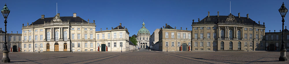 La palaci - o mansii - Amalienborg, habitita da la Rejala Familio.