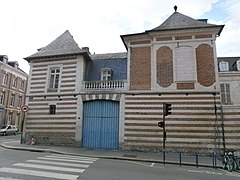 Hôtel Blin de Bourdon (18th century: 1 Rue des Augustins (historic monuments, 1993).