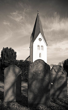 Grabsteine der Seefahrer vor der Kirche St. Clemens (Nebel)‎