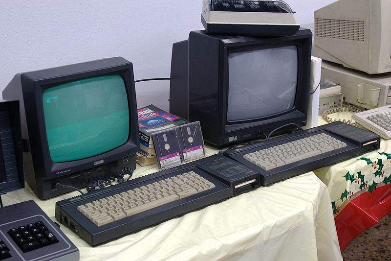 File:Amstrad CPC-6128 (monochrome and colour) - Retrosystems 2010.jpg