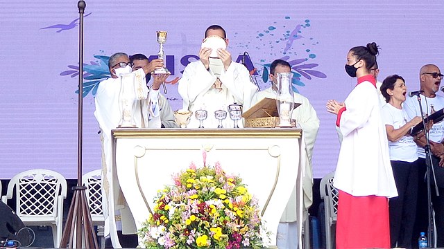 A priest in Brazil celebrating the Mass of Paul VI in 2022. He celebrates versus populum (facing the people), a simple wooden table is used as an alta