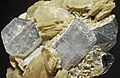 Apatite-(CaF) (fluorapatite), sidérite, quartz 300.4.6071.JPG