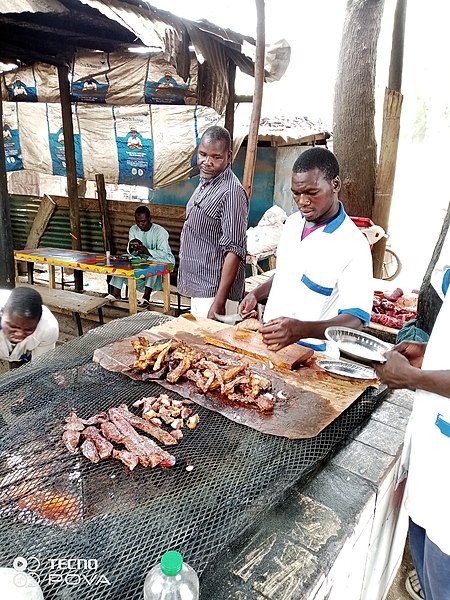 File:Appétit d'un client voulant manger du soya à Maroua.jpg