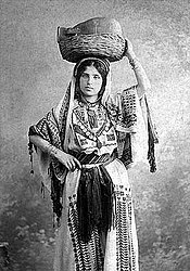 Жена у традиционалној арапској ношњи