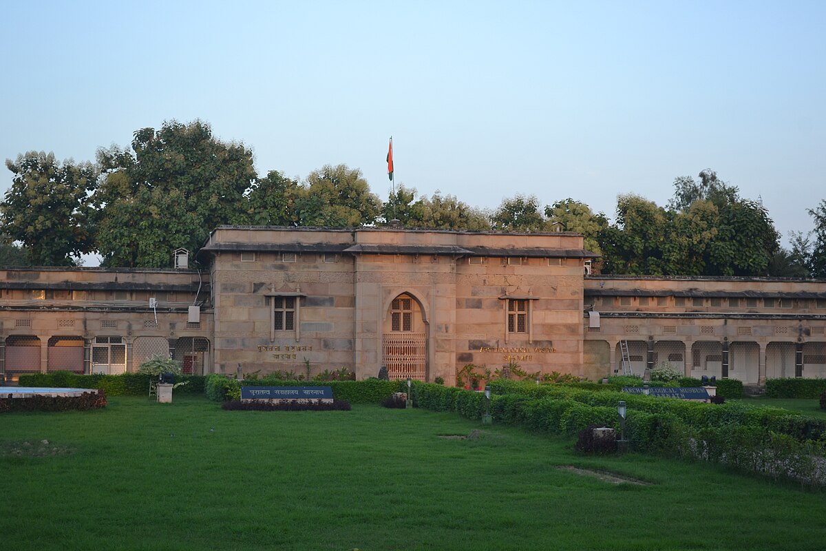 The museum is situated. Музей Сарнатх Индия. Археологический музей Сарнатха Варанаси. Варанаси - музей Сарнат. Археологический музей в Матхуре.