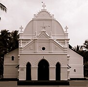 Фасад белой церкви 