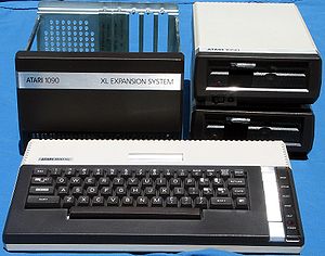 Atari 800XL mit 1050 und 1090.jpg