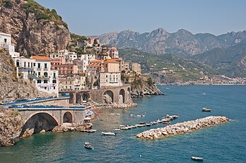 Amalfi, dans le golfe de Salerne, en Campanie. La côte amalfitaine est inscrite au patrimoine mondial de l'humanité. (définition réelle 4 200 × 2 790)