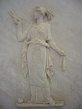 Bas-relief d'Atropos sectionnant le fil de la vie.