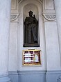 Monument på fasaden til Basilikaen av Det hellige hjerte (Bazylika Mniejsza pw. Najświętszego Serca Jezusowego 2) i Augustów Foto: Platanacero (2009)