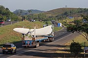 Uma pá de aerogerador sendo transportada na BR-324.