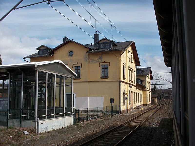 File:Bahnhof Oederan, Empfangsgebäude (Gleisseite) (1).jpg