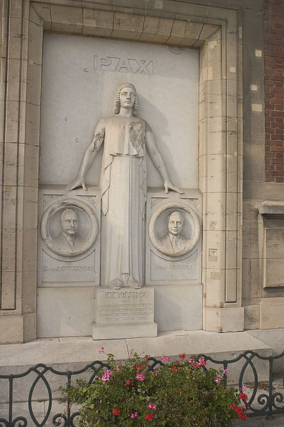 File:Bapaume-monument-briquet-taillandier.jpg