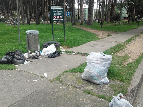 Not really totally perfect waste collection (↑photo↑), but the Parque Metropolitano Bosque de San Carlos (a city park in Bogotá) seems to be cleaned
