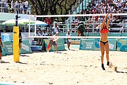 Deutsch: Beachvolleyball bei den Olympischen Jugendspielen 2018; Tag 9, 15. Oktober 2018; Mädchen, Viertelfinale: USA-Spanien 2–1 (21–19/17–21/15–9) English: Beach volleyball at the 2018 Summer Youth Olympics at 15 October 2018 – Girls Quarterfinals: USA-Spain 2–1 (21–19/17–21/15–9)