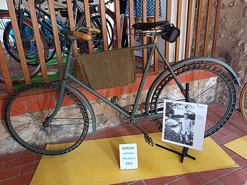 Bicyclette de 1915 avec roues à ressort (Bonneval, France)