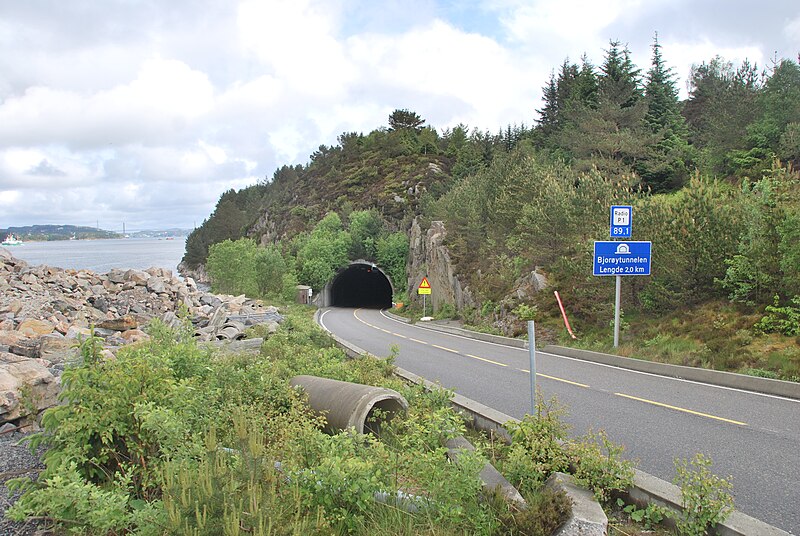 File:Bjorøytunnelen innslag på Bjorøy.JPG