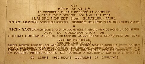 Plaque apposée dans le hall de l'hôtel de ville listant les contributeurs de sa construction.