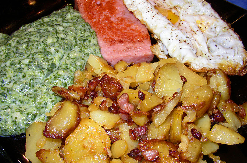 File:Bratkartoffeln mit Spinat, Fleischkäse, Spiegelei.jpg