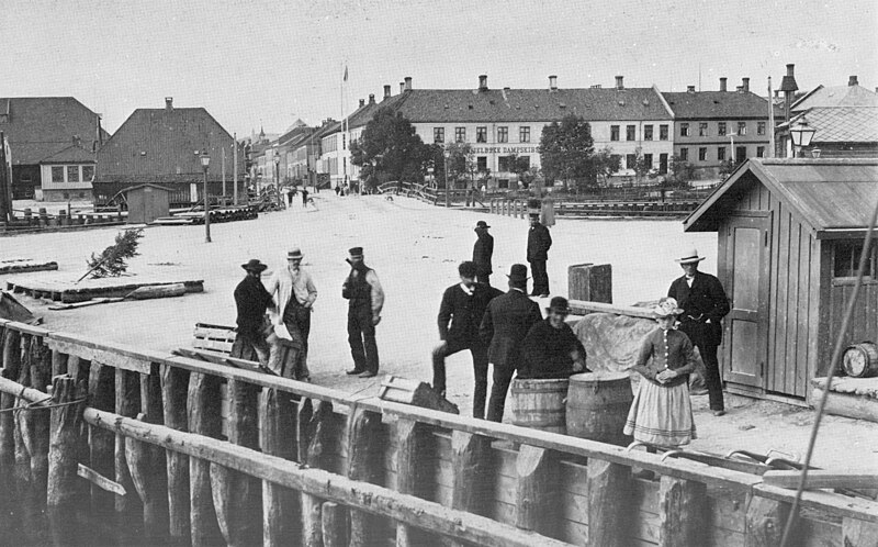 File:Brattørkaien omkring 1880.jpg