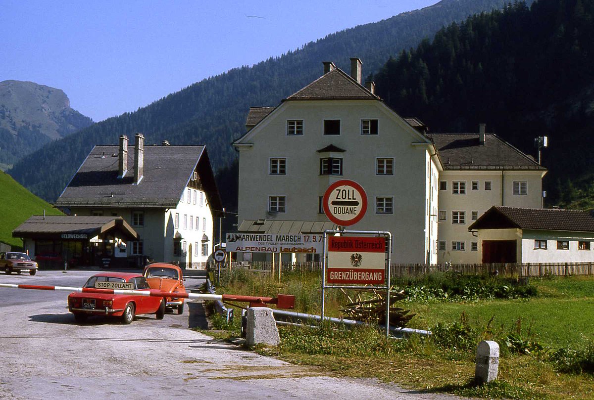 File:Brenner-Pass-highway-0819-cropped.jpg - Wikimedia Commons