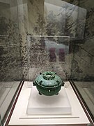 Bronze food vessel, Spring and Autumn period (475 BC-221 BC). Unearthed in 1986 in Liantang Village, Gangkou Town, Yueyang County. It is the most precious treasure in Yueyang Museum.