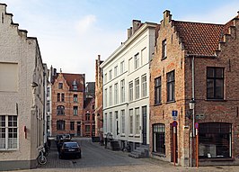 De Korte Riddersstraat, gezien vanop het Sint-Maartensplein. Gezelle bewoonde het eerste witte huis aan de rechterkant van de straat.