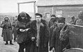 Bundesarchiv Bild 101I-087-3752-05A, Russland, russische Männer in Ortschaft.jpg