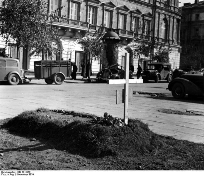 File:Bundesarchiv Bild 121-0281, Warschau, Hotel Europäischer Hof.jpg